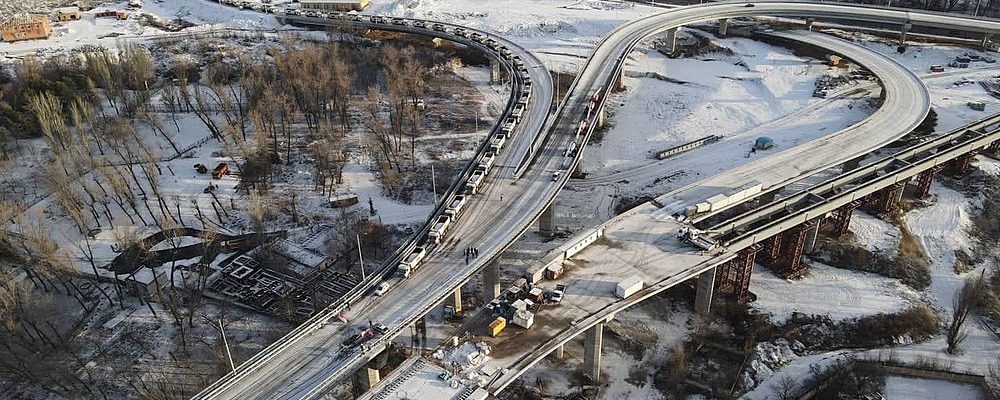 Новый запорожский мост выдержал проверку 30 грузовиками
