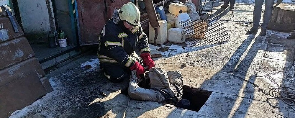 В Запорожской области из выгребной ямы достали тело