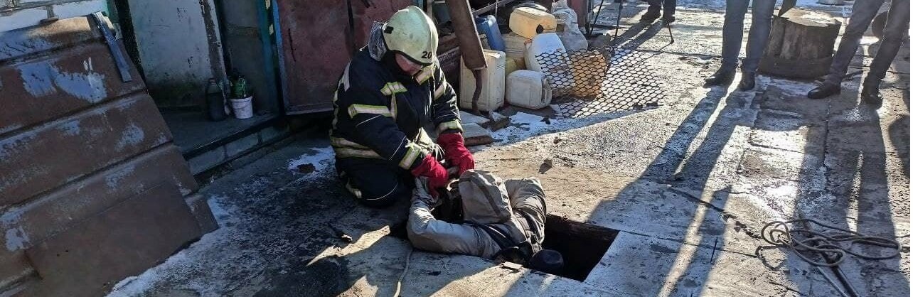 В Запорожской области из выгребной ямы достали тело