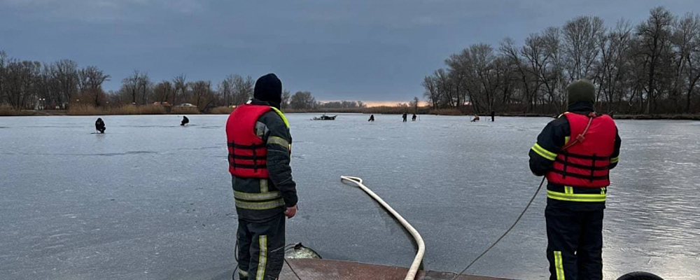 В области развернули целую спасательную операцию: уговаривали 8 рыбаков сойти со льда