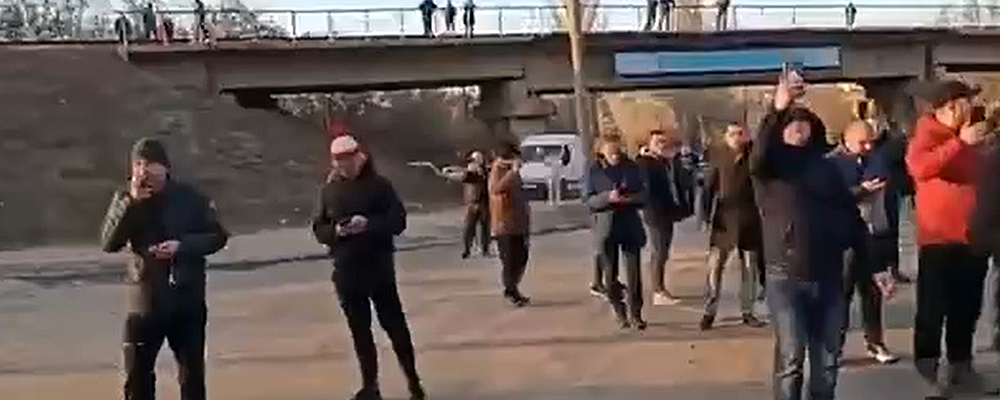 В Днепрорудном мэр вместе с местными жителями вышел останавливать вражеские танки  (Видео)