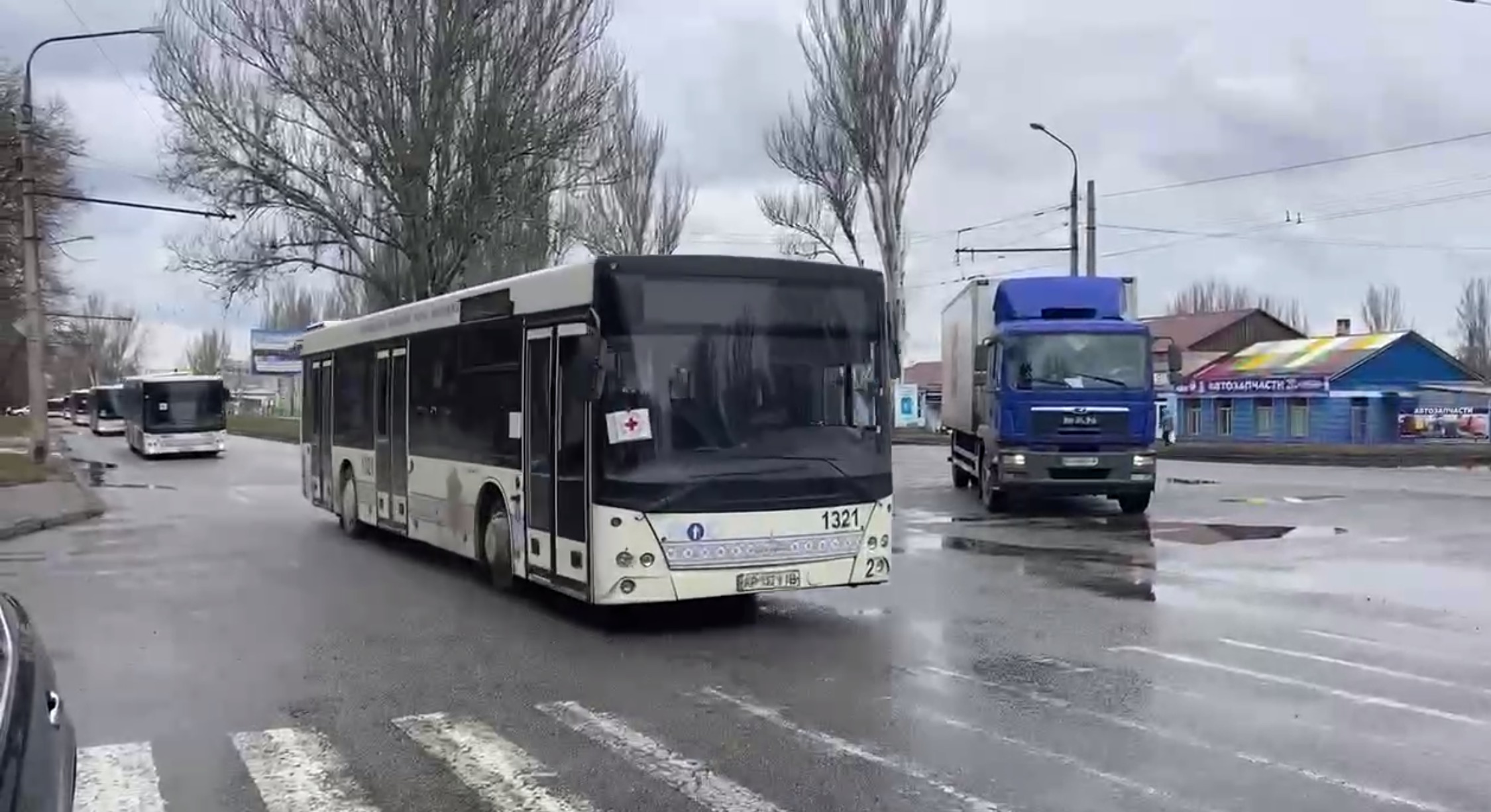 Водители коммунальных автобусов выехали из Запорожья в Мариуполь  