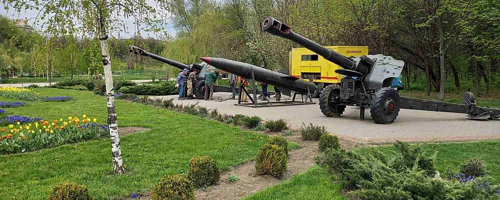 В парке Победы демонтировали экспонаты: оккупанты назвали их позициями ВСУ