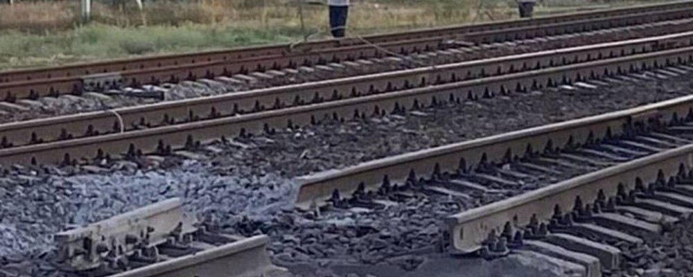 Вночі у Мелітополі пролунали вибухи: є руйнування на залізниці