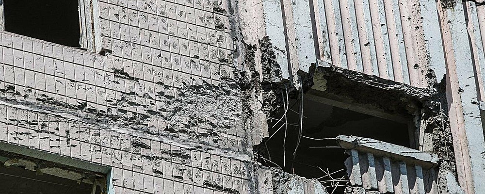 Під Запоріжжям росіяне обстріляли багатоповерхівку: перекриття частково зруйноване