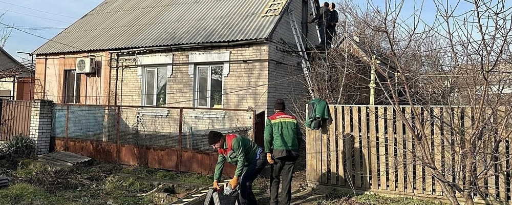Наслідки рактених обстрілів росіян: комунальники полагодили більше 20 будинків (Фото)