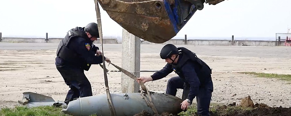 В Запоріжжі піротехники знищили авіабомбу вагою 500 кг (Відео)