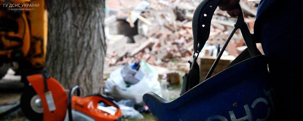 Авіаудар по центру незламності на Запоріжжі: кількість жертв зросла