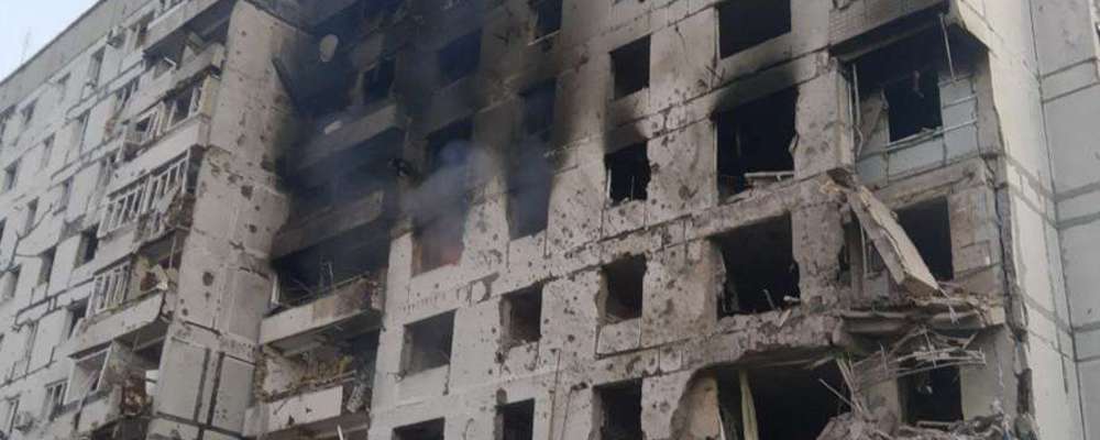 росіяне обстріляли 9-поверхівку на Запоріжжі  — сталась пожежа