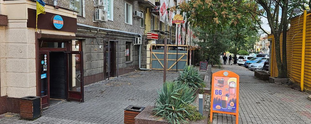 В центрі Запоріжжя після закінчення сезону демонтували літній майданчик кафе