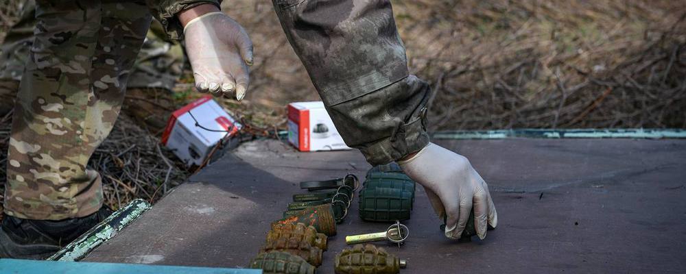 В Запоріжжі біля навчального закладу знайшли пакет з бойовими гранатами