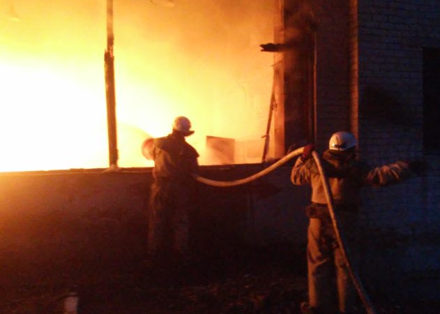 В Запорожской области горел склад топливных брикетов