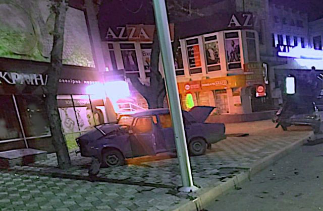 В Мелитополе пьяный полицейский врезался в припаркованное авто и вылетел на тротуар