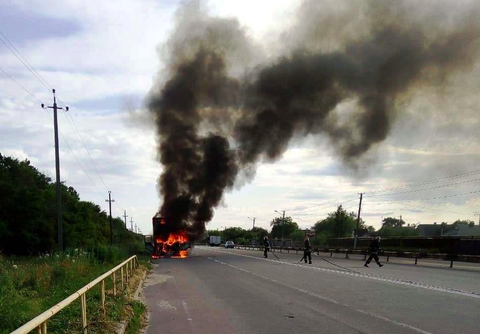 На трассе под Запорожьем дотла сгорел грузовик (Фото)