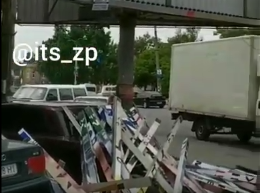 В центре Запорожья политический билборд упал на автомобиль (Видео)