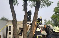 Под Запорожьем из-за аварии перевернулся грузовик: один человек погиб, двое в больнице (Фото)