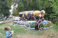 В Запорожской области в центральном парке установили огромный памятник пчеле